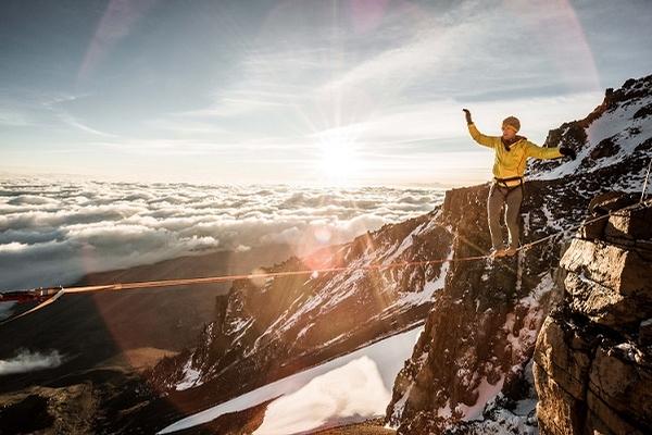World record on Kilimanjaro – Stephan Siegrist walks the world's highest highline
