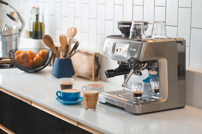 Create wonderful crema and velvety foam to make your perfect coffee with the Barista Touch espresso machine.
