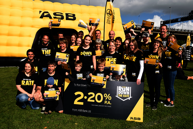 13 People win the ASB Auckland Marathon