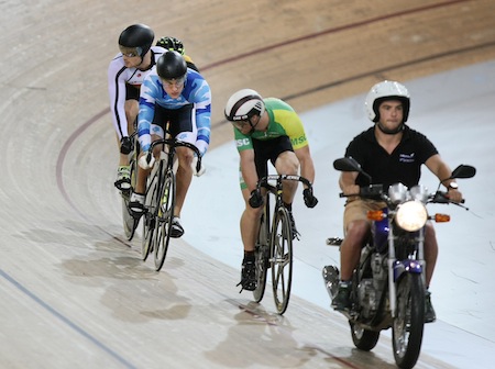 Sam Webster (in blue) looks to attack during qualifying in the men's keirin. Credit: Dianne Manson.